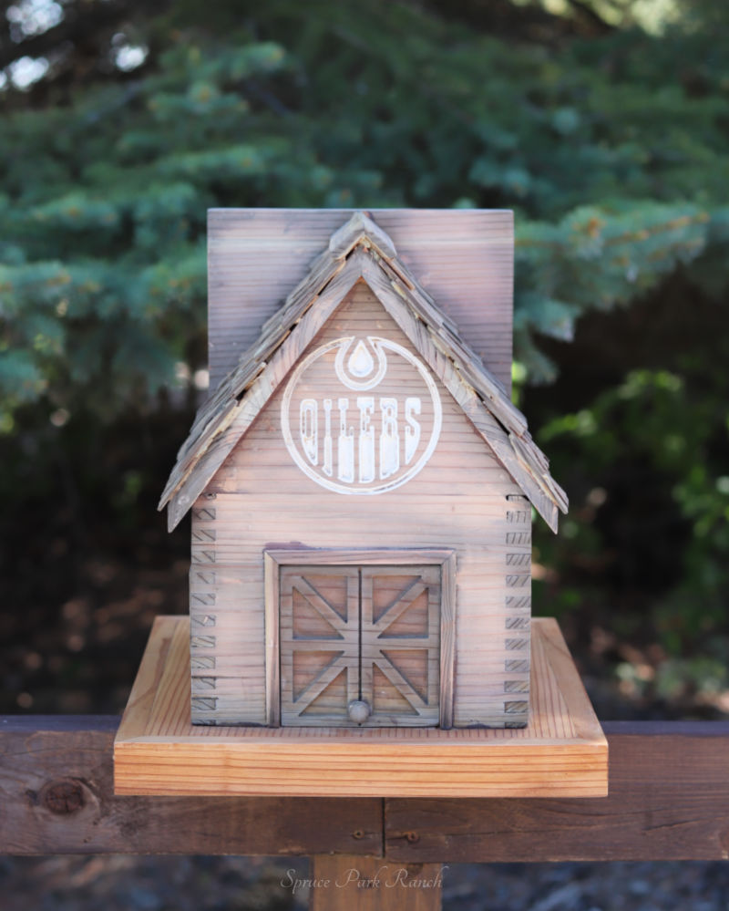 Cook County Saloon Birdhouse With Oilers Logo