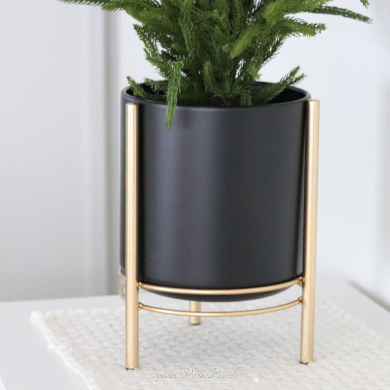 Sverre Black Drop Pot on Gold Stand