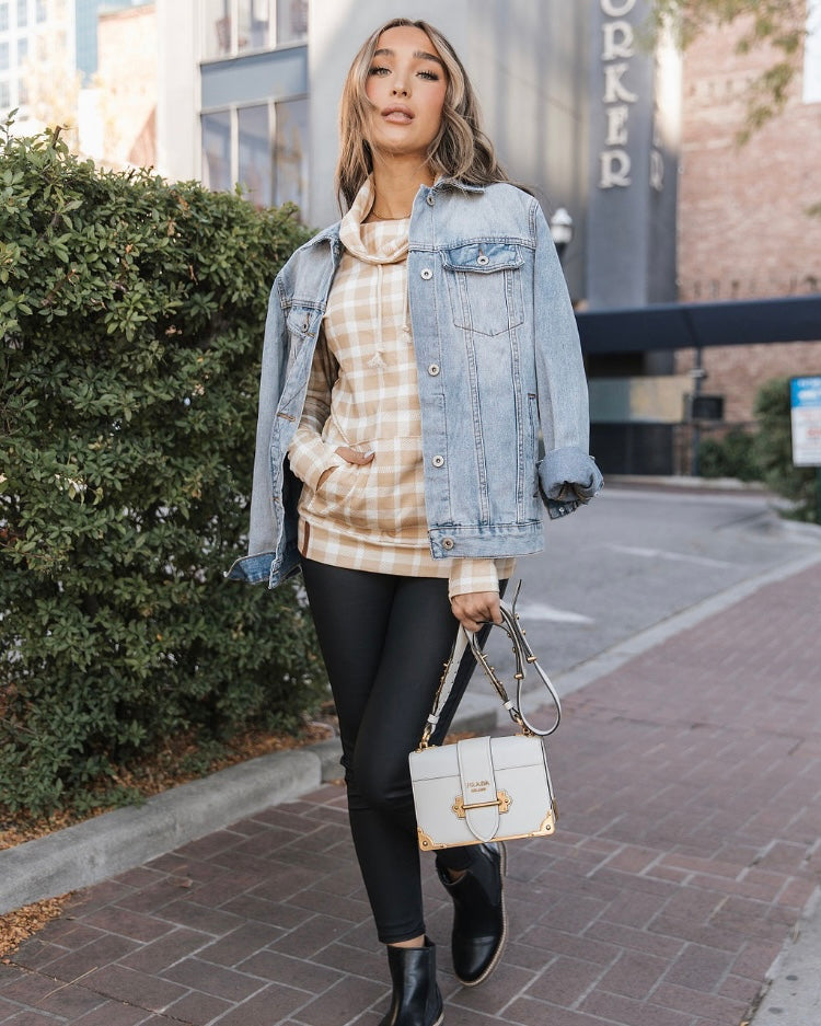 Light wash denim jacket on sale outfit